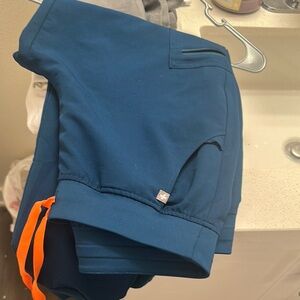 Figs woman’s deep reef medium  petite Zamora jogger no flaws